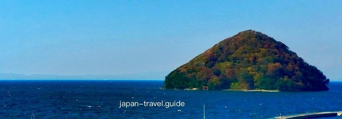 陆奥湾海面上的绿色小岛