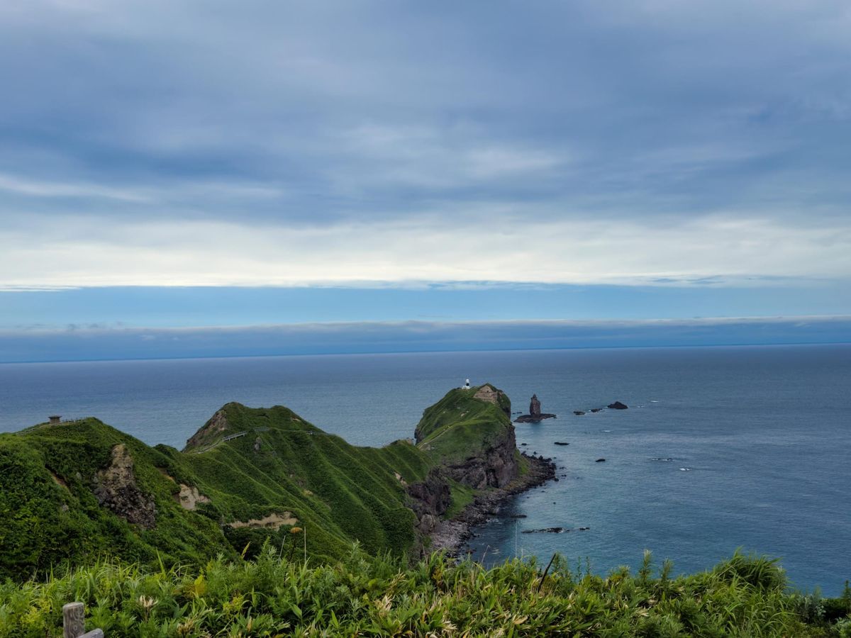 神威岬伸向蓝色大海的绿色山脊