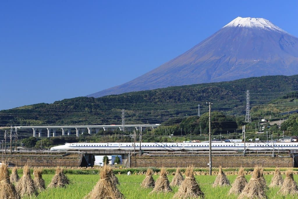富士山麓的田园与驶过的新干线