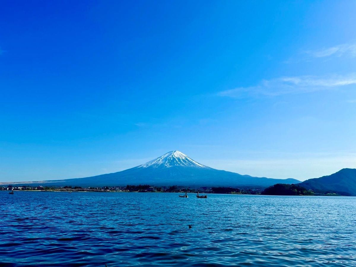 湖面与蓝天下远望的富士山