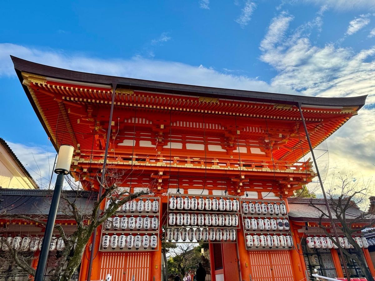 蓝天下京都八坂神社的朱红色楼门