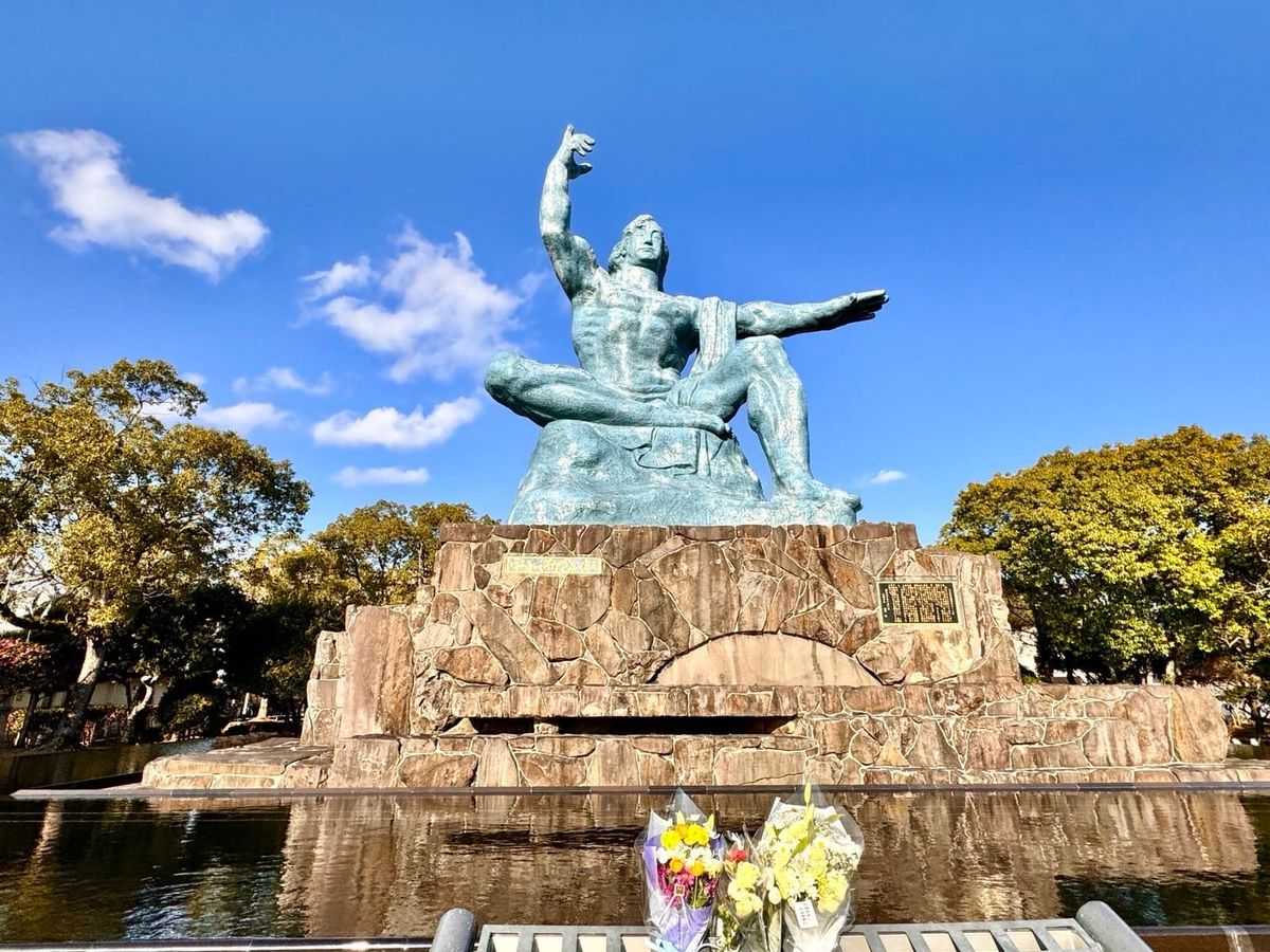 长崎和平公园的平和祈念像与水池