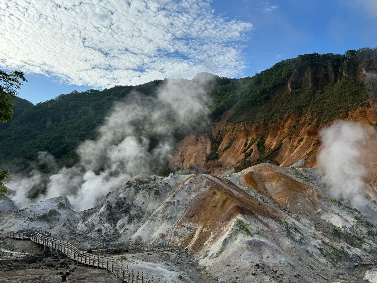 登别地狱谷的火山地形与白色蒸汽