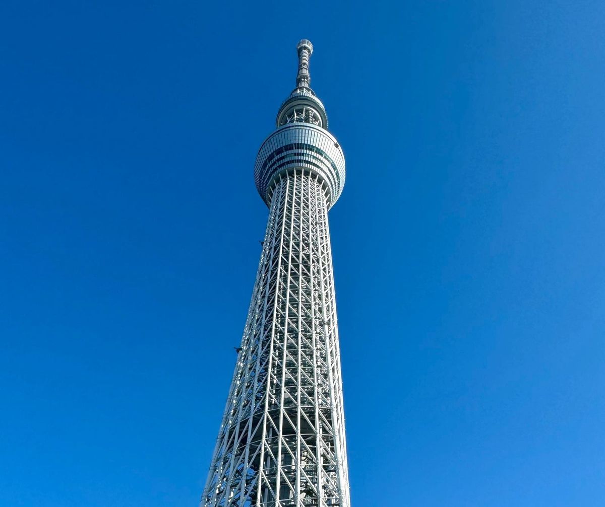 蓝天下仰望东京晴空塔的塔身