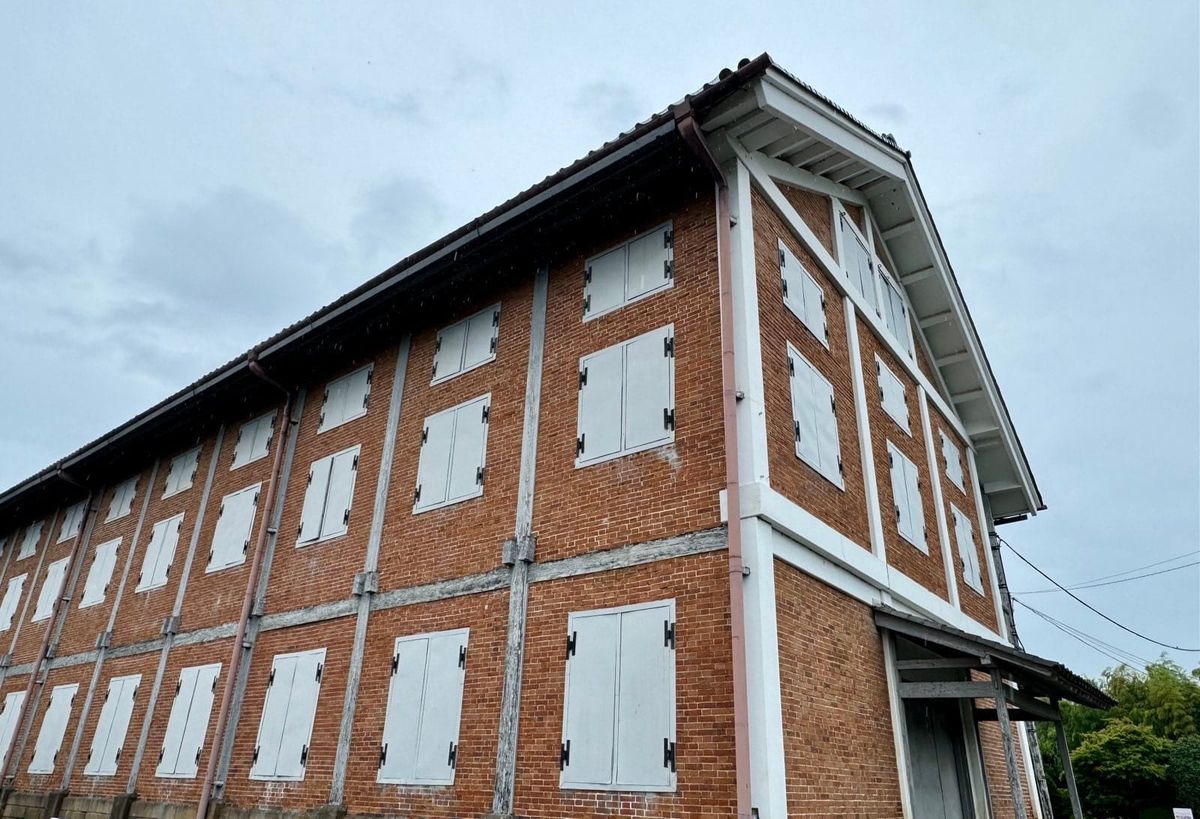 富冈制丝厂的红砖与木构建筑外墙