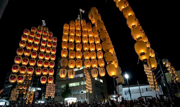 夜空下高高举起的秋田竿灯