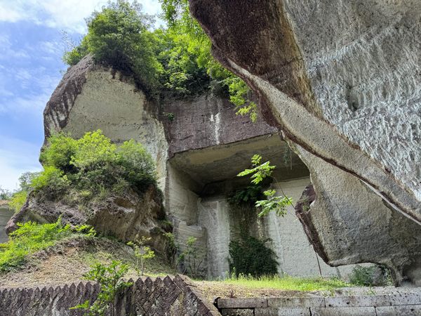 宇都宫大谷地区陡立的岩壁与绿树