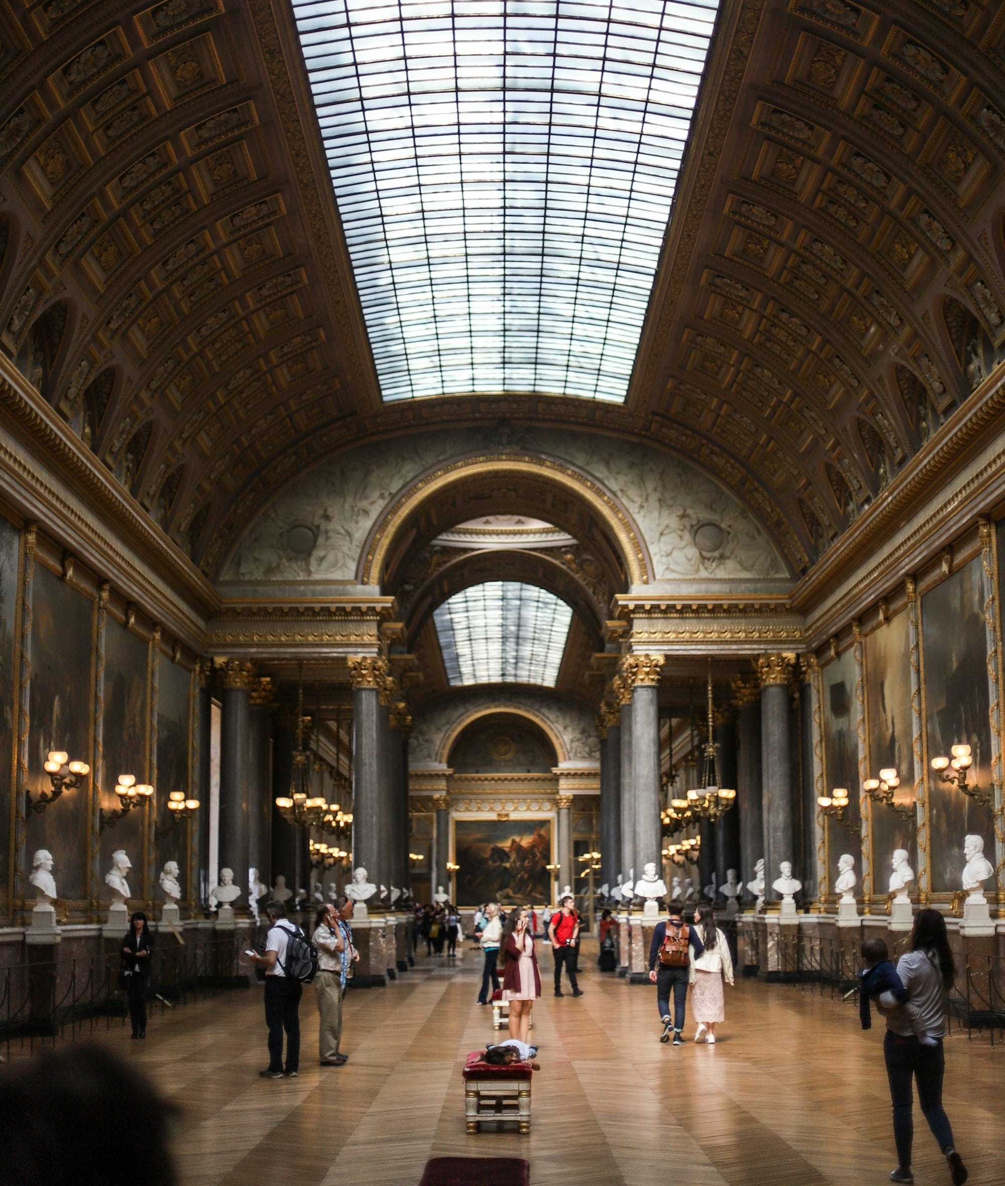 了解羅浮宮近期發生的驚天竊盜案：8件價值連城的珠寶是如何被偷的？