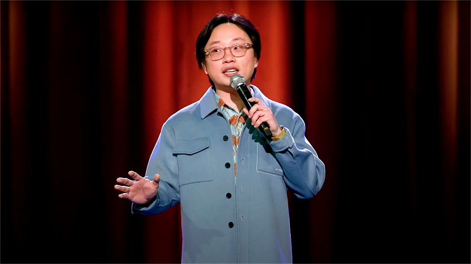 通过喜剧演员欧阳万成(Jimmy O. Yang)的脱口秀片段,学习地道英文表达与美式幽默!