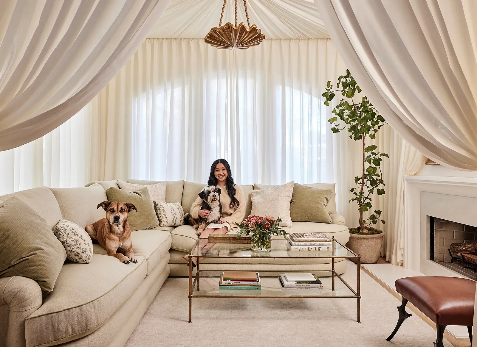 看 Lana Condor 的豪宅 Room Tour 學習流行美語！精講量身定制 custom built、斜槓 slash、雕塑感桌子 sculptural desk 與網路爆紅 Vibe 等居家與日常熱門口語