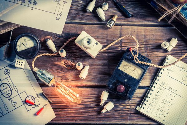 electricidad, bombillas, enchufes