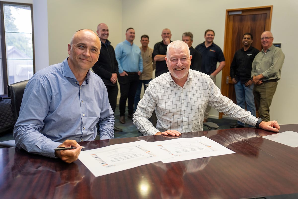 Unison Group CEO Jaun Park&nbsp;and Tuatahi CEO John Hanna completing the acquisition paperwork.