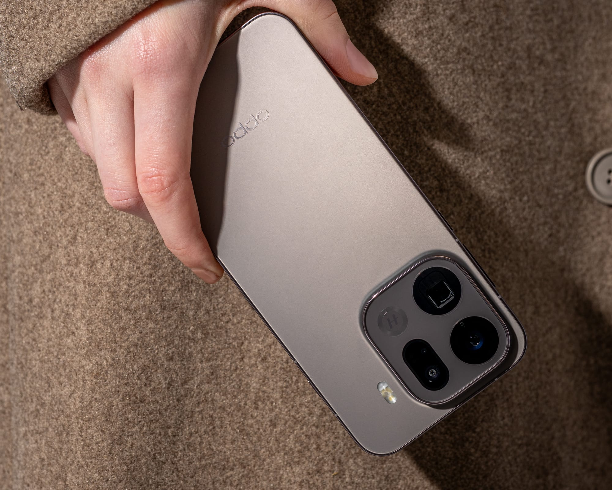 Oppo Find X9 Pro with Hasselblad telephoto camera system available in New Zealand.