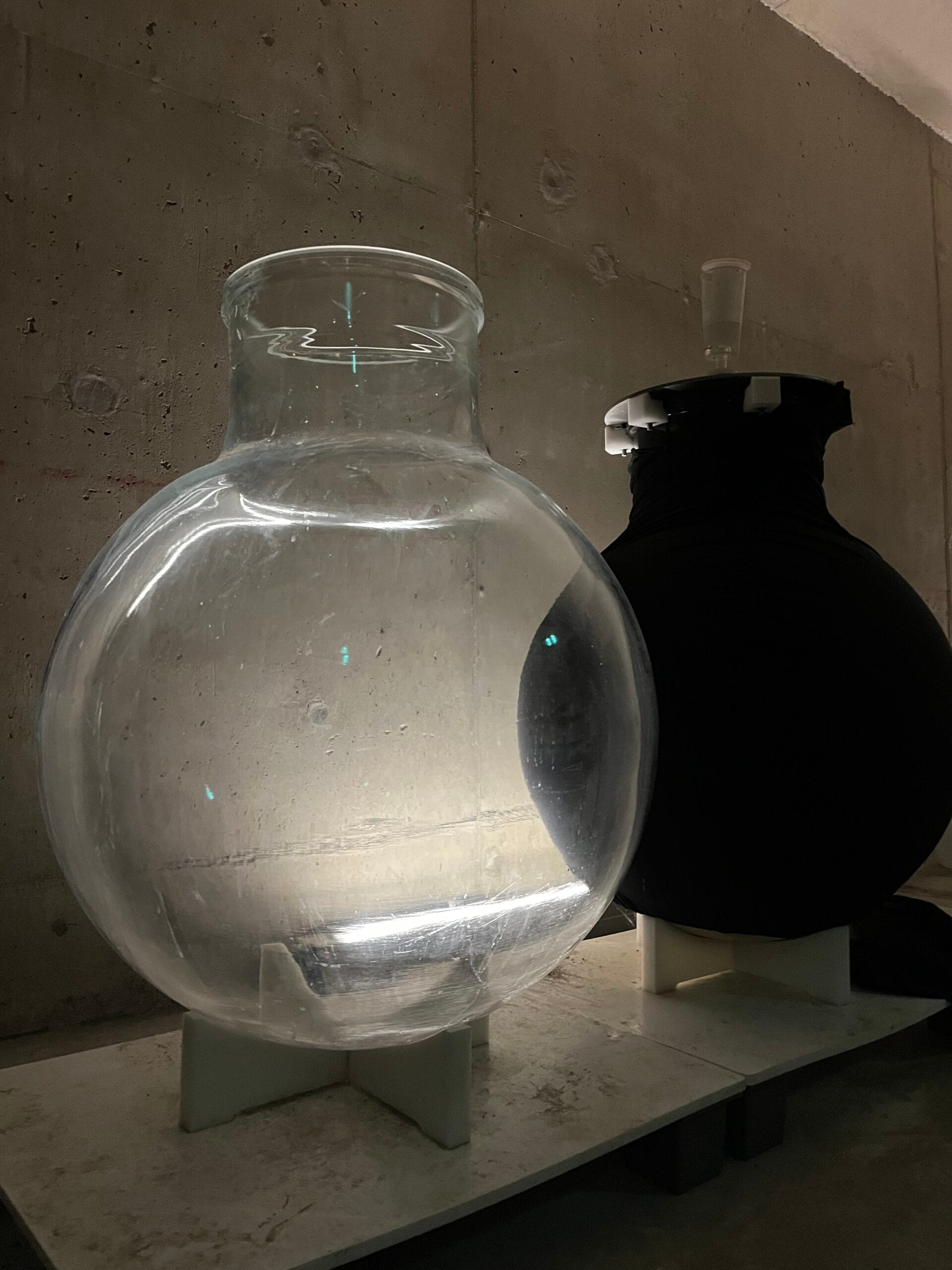 【Isabel Ferrandoで使用されるガラス製の容器。右は遮光用のカバーを付けた状態】