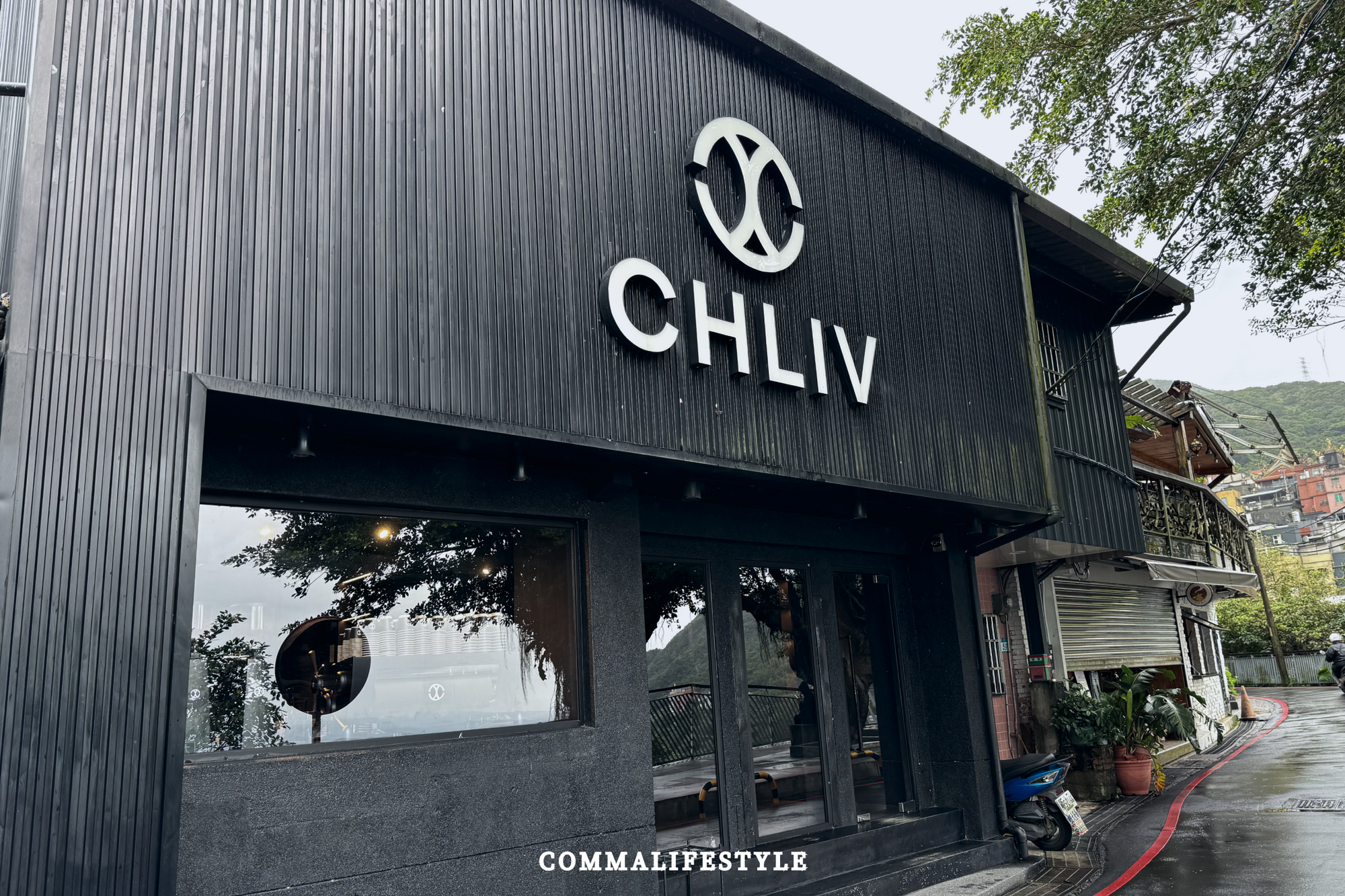 全黑設計的CHLIV獨立咖啡店