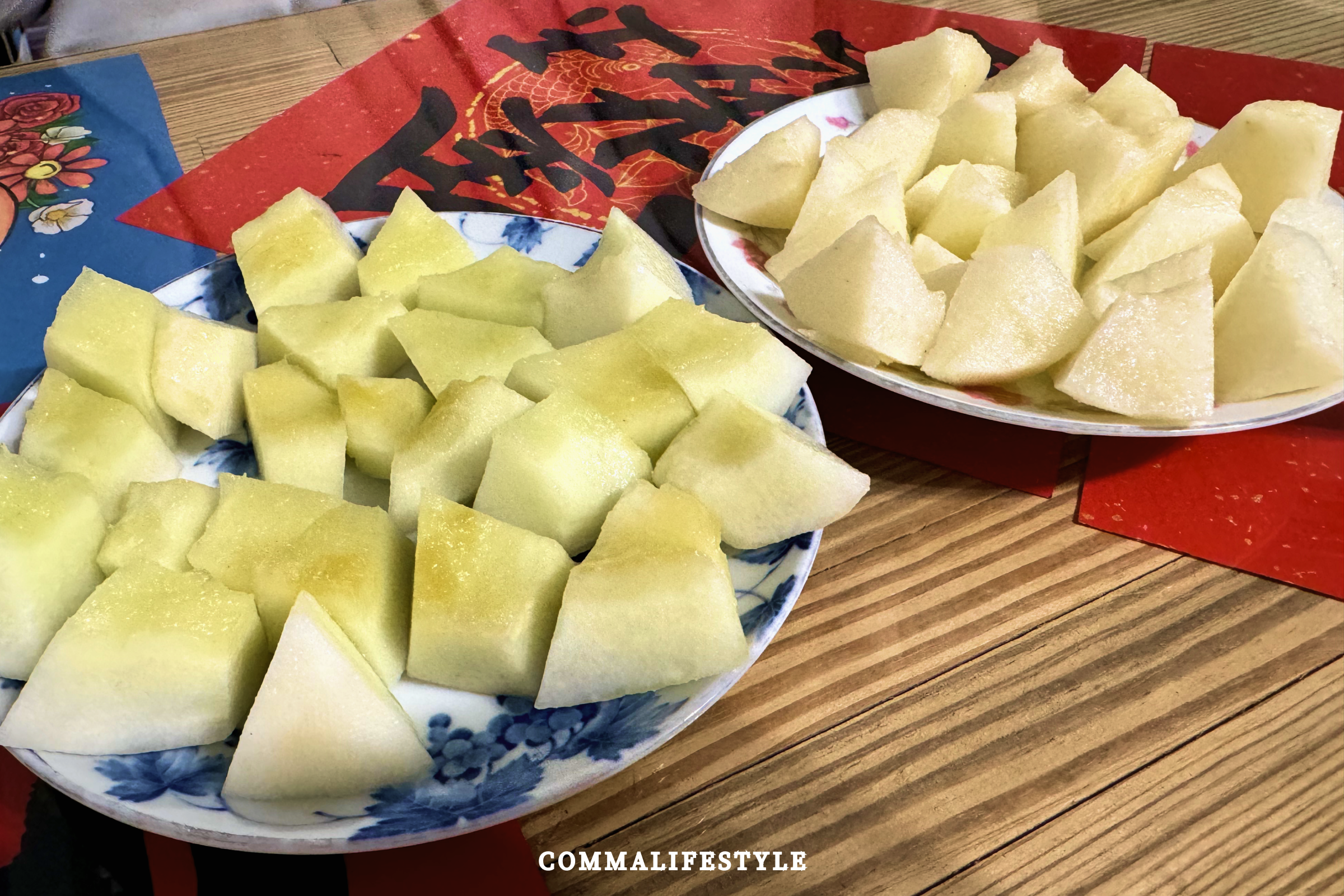 一盤美濃瓜和一盤水梨