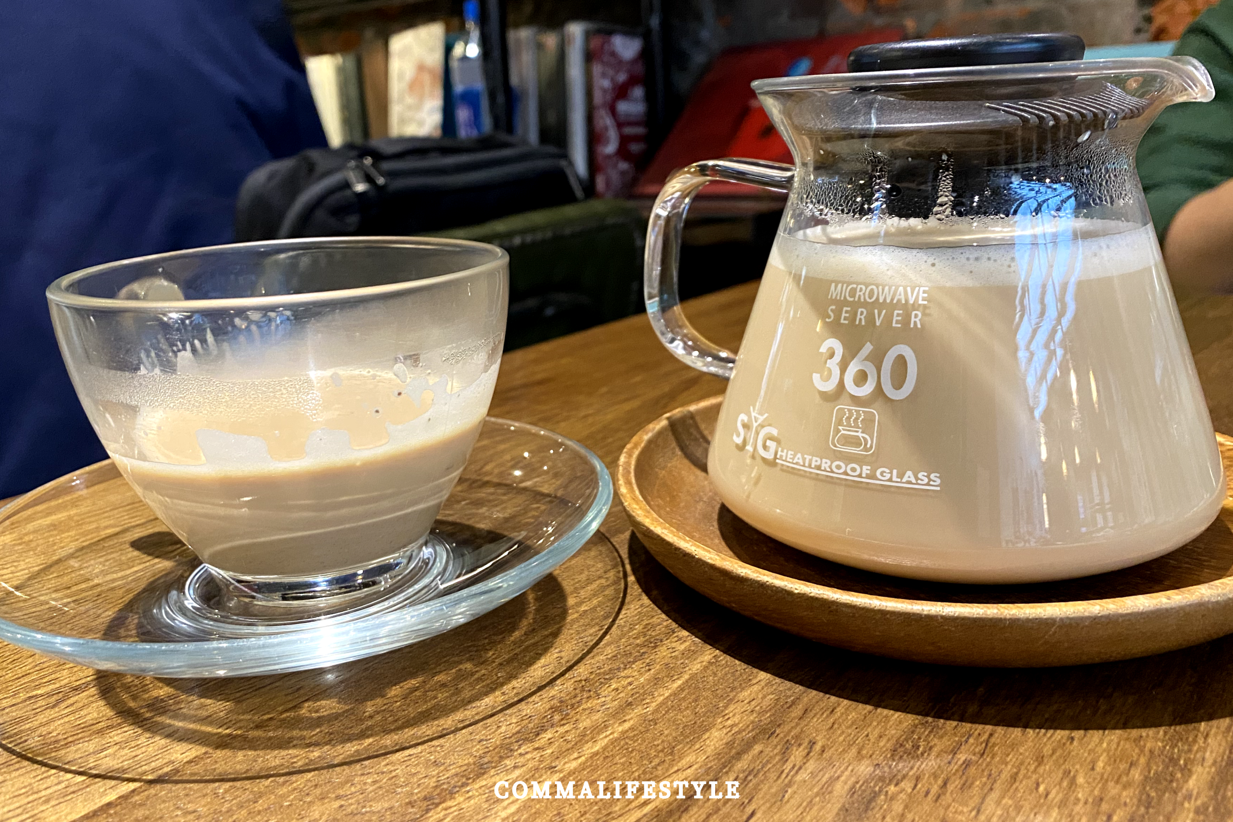 一壺裝有鍋煮奶茶的容器