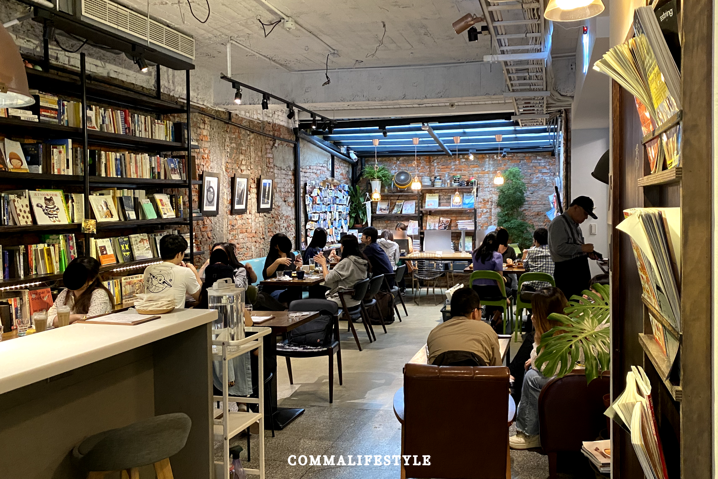 店內許多組客人正在歡樂聊天