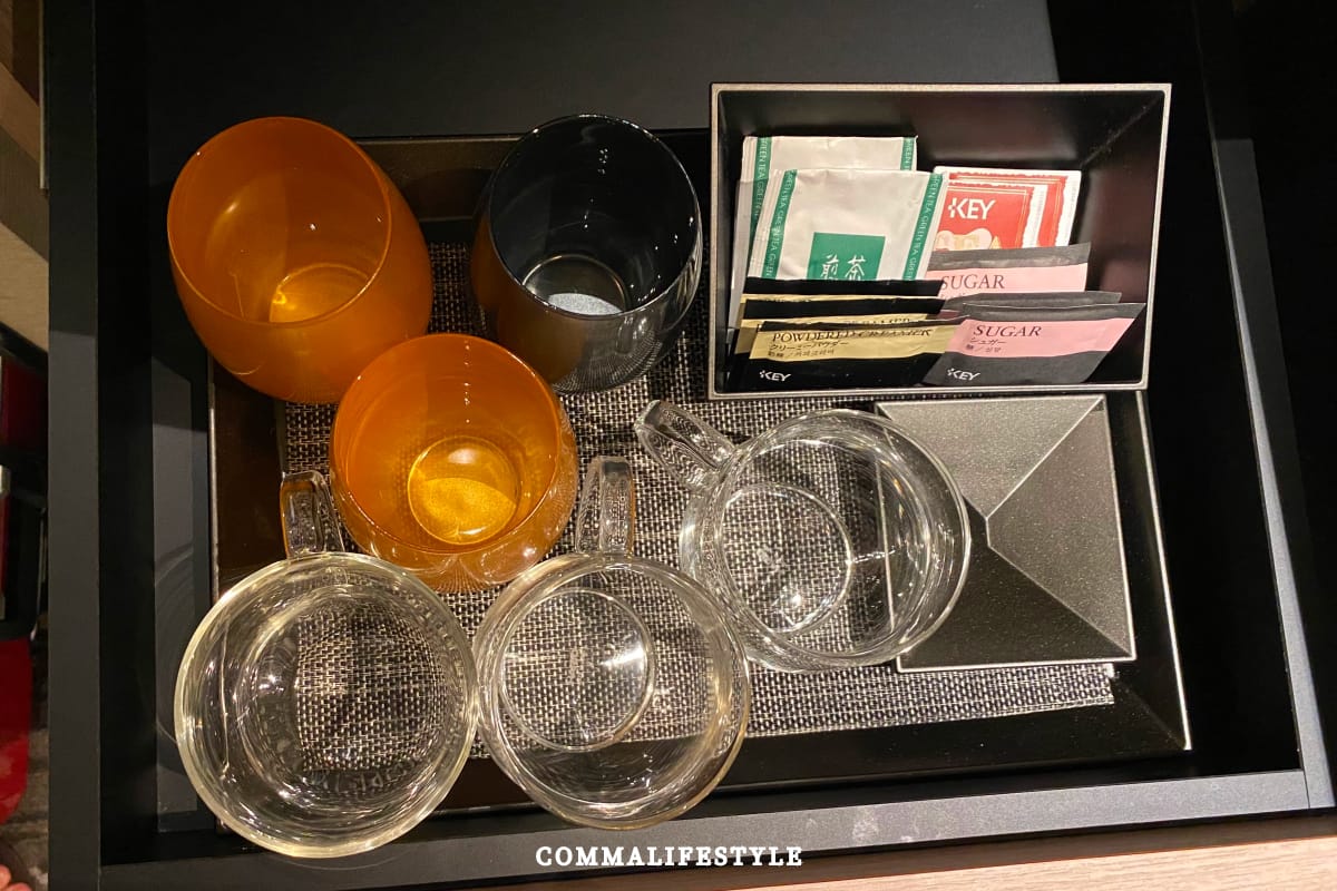 有各式各樣茶包、咖啡濾掛包，以及玻璃杯