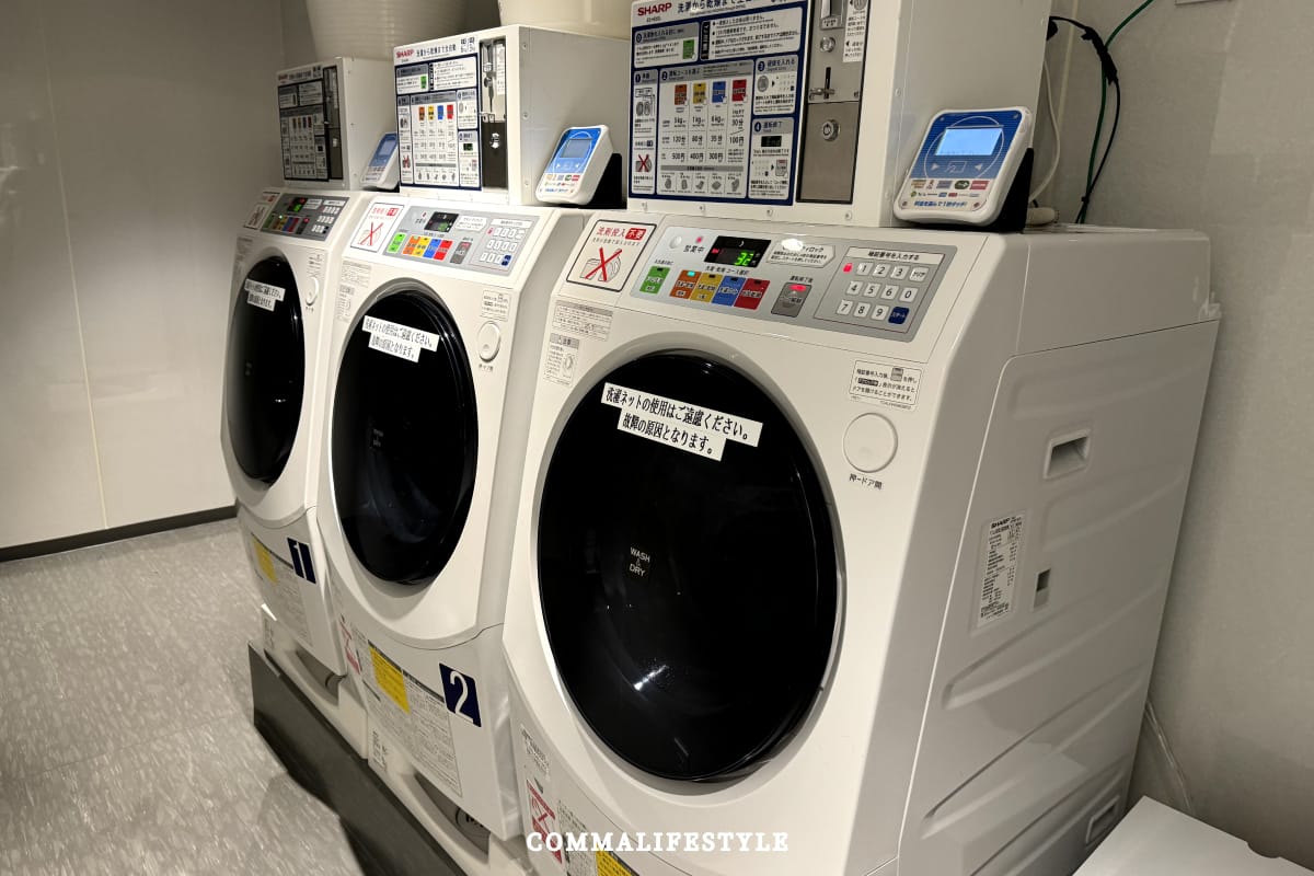 有三台投幣式自助洗衣機，還能感應式付費