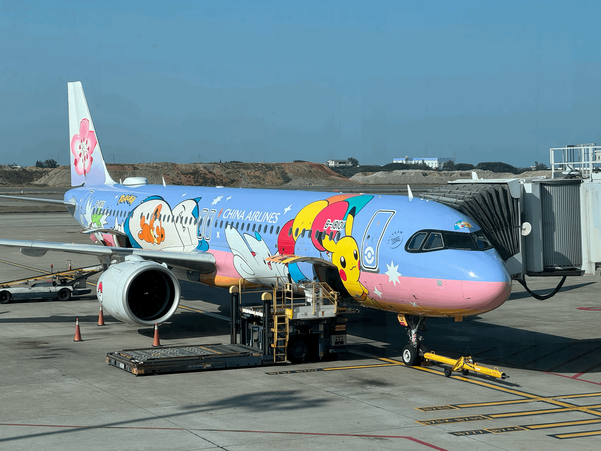 一台上方印有中華航空印記和寶可夢圖案的飛機