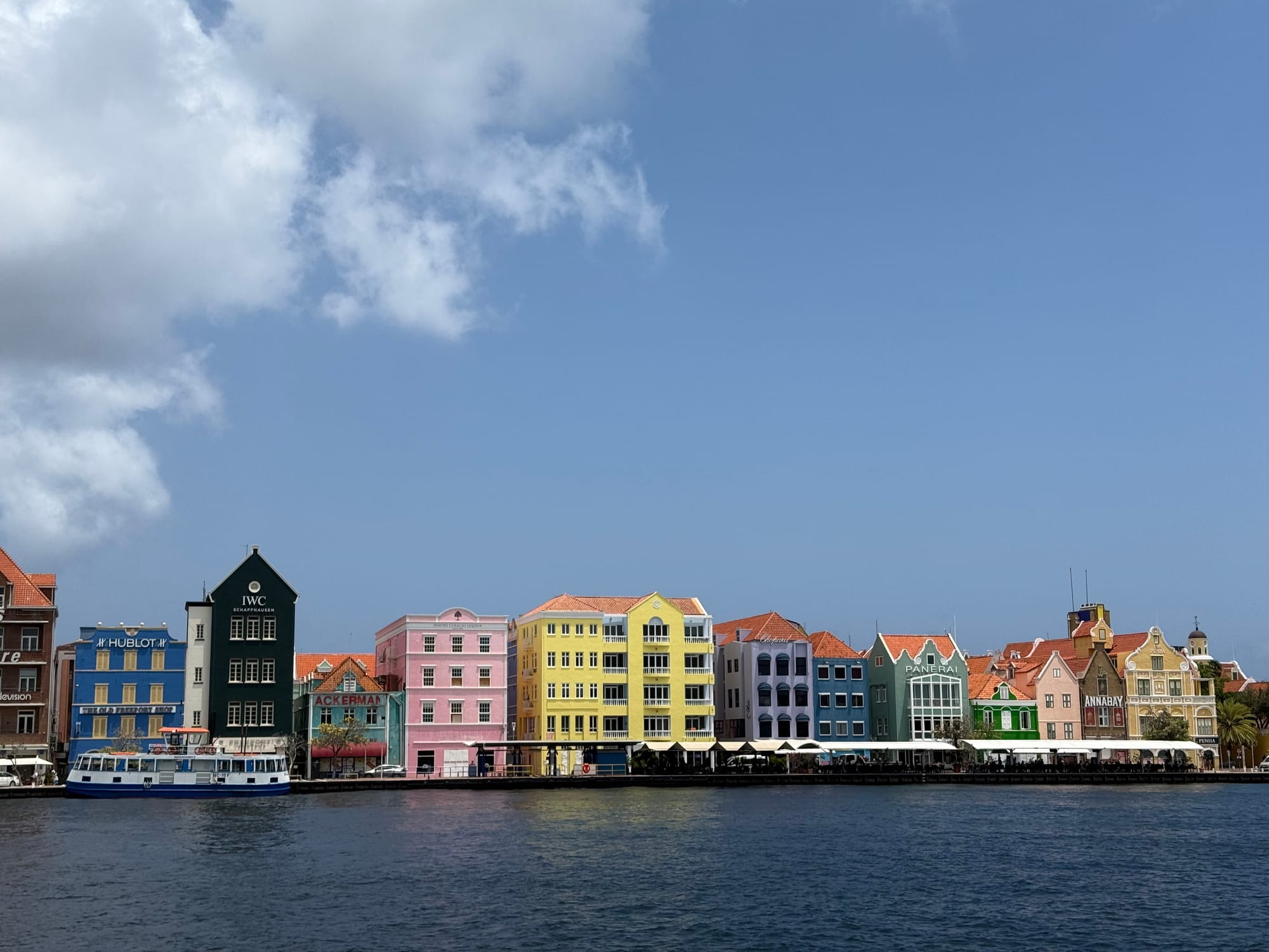 The Finite Scroll 004: My first product job, a new Aura frame, what comes after the cellphone and a Mike White nightcap.