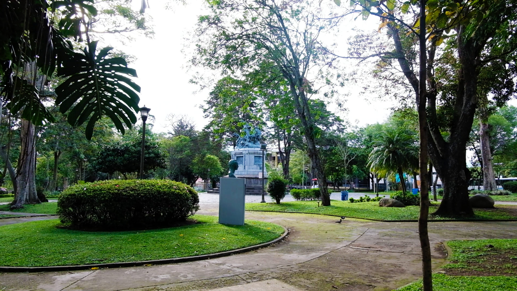 Parque Nacional en San José, Costa Rica con esculturas que reflejan la historia de la independencia del país.
