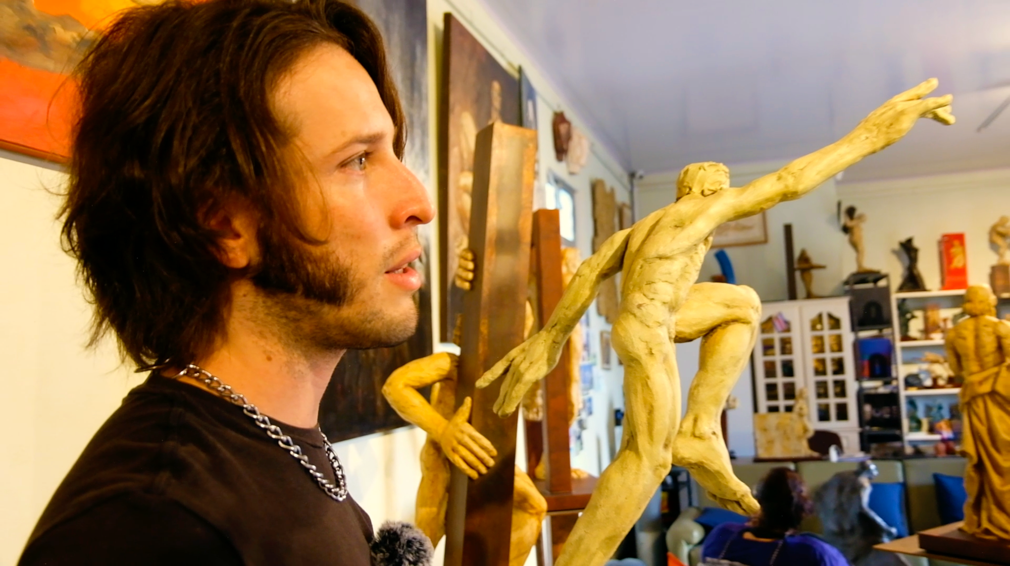 Emmanuel Zúñiga Salas hablando de las esculturas de su padre en su galería de arte desde el Jardín Escultórico Edgar Zúñiga Jiménez.