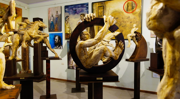 Foto de la galeria de esculturas del Jardín Escultórico Edgar Zúñiga en Turrúcares, Alajuela (Costa Rica).