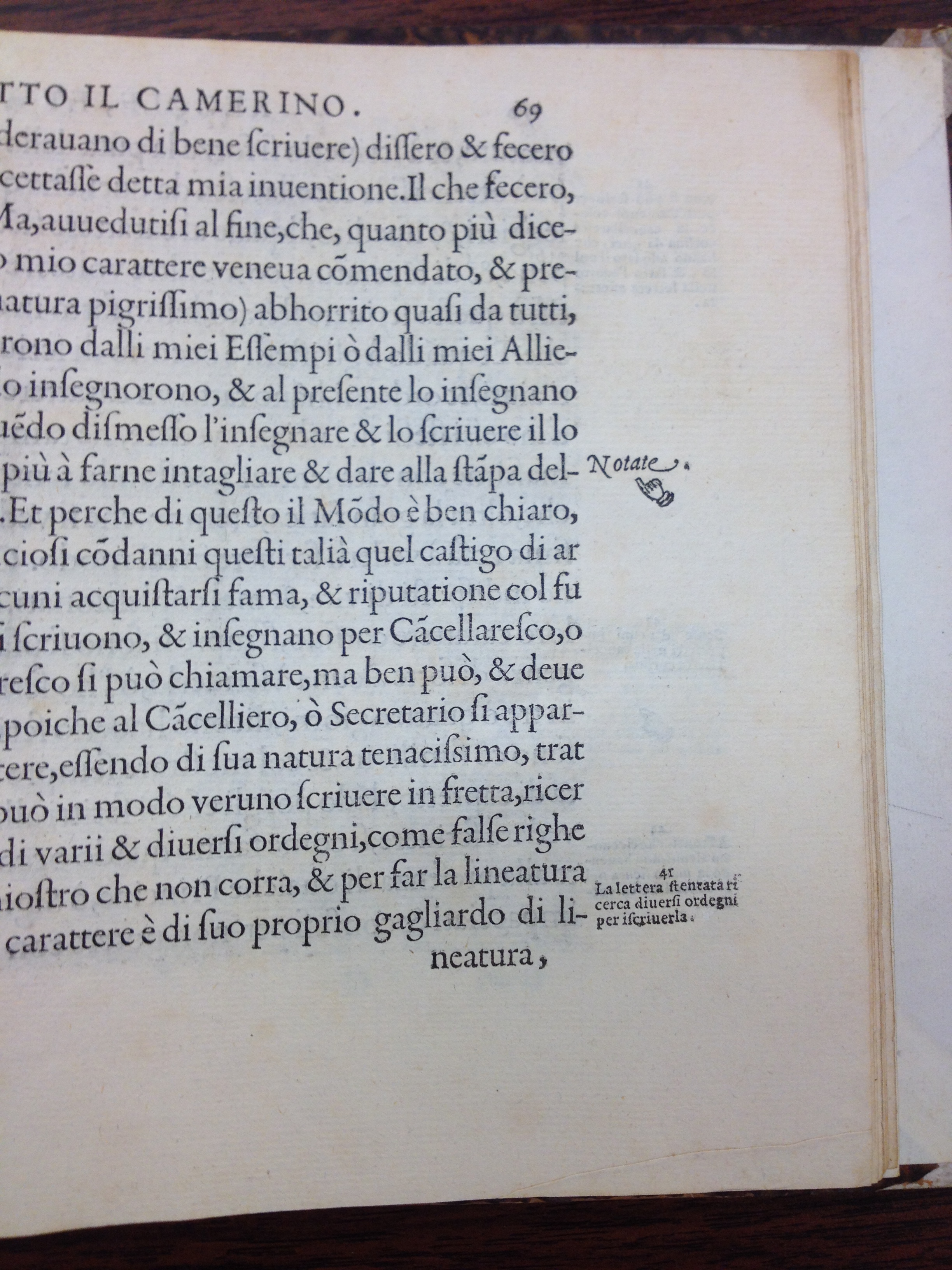 An inverted manicule in the letterpress section of Il Secretario by Scalzini at the University of Iowa Special Collections