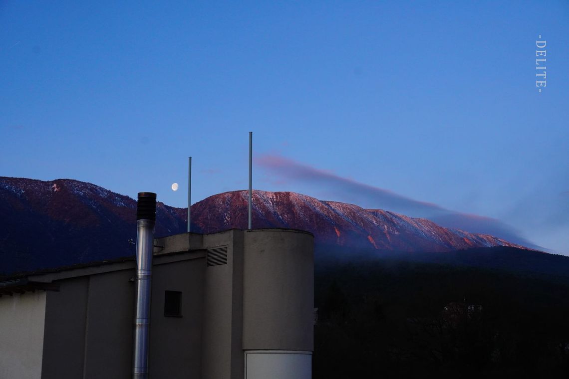 ————紅山月————