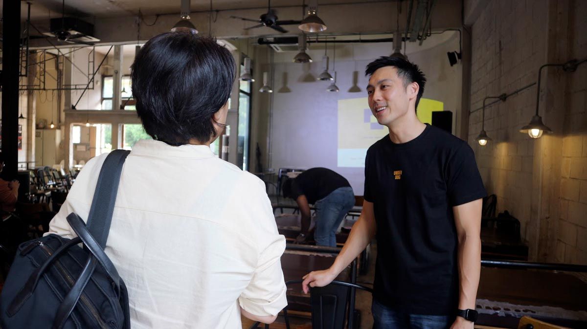 5 body language strategies for networking events