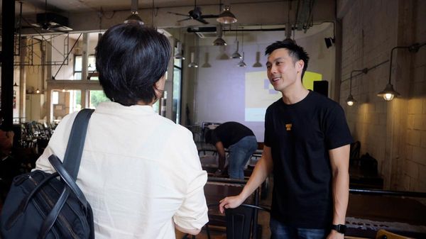 5 body language strategies for networking events