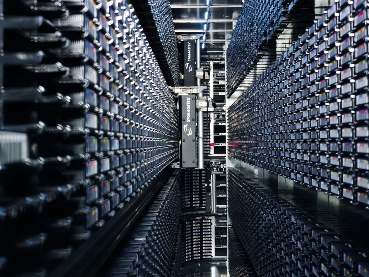 An automated magnetic tape vault at the CERN computer center (Image: CERN)