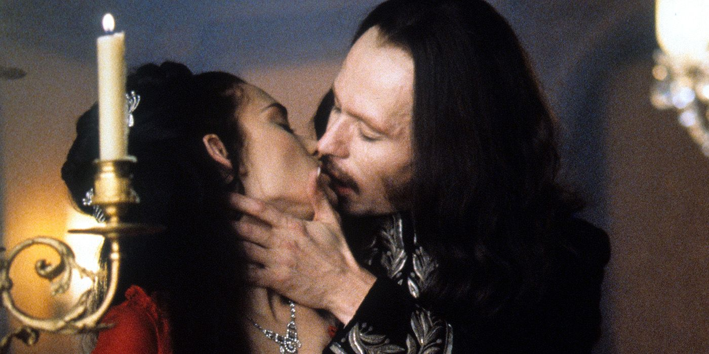 imagem do filme drácula de bram stoker. drácula (gary oldman com cabelo comprido) beija mina harker (winona ryder)