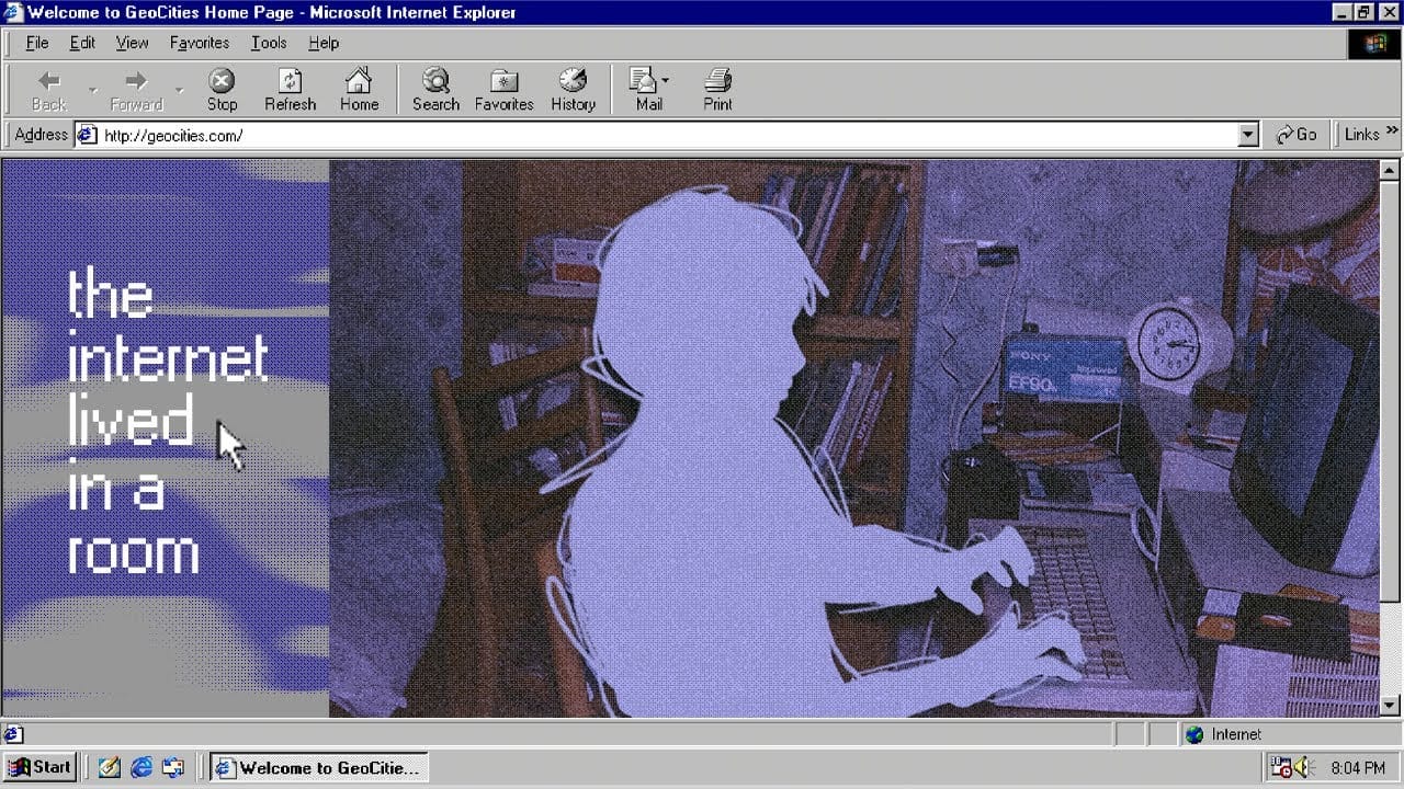 imagem imitando uma tela antiga do internet explorer com um site do geocities aberto. vemos a silhueta de uma pessoa mexendo no computador em um quarto e o texto: the internet lived in a room