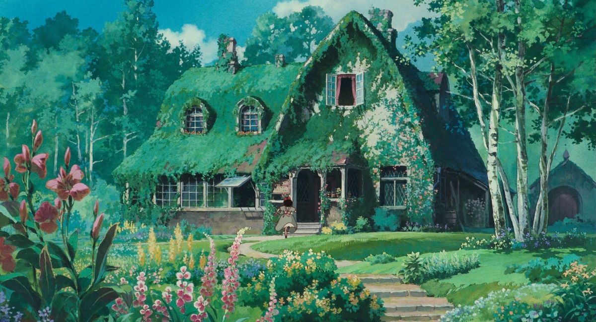 casa em O Serviço de Entregas da Kiki. casa antiga cercada por floresta e um jardim florido. a casa é quase que totalmente coberta por vegetação. uma garotinha corre em direção à porta