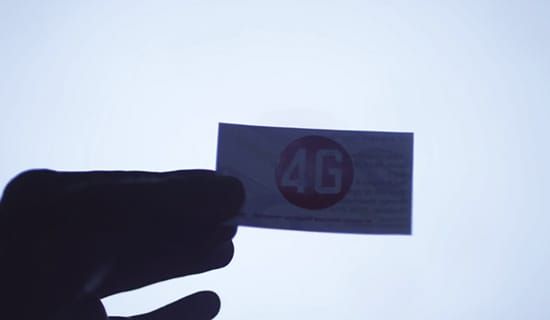 4G到底有多快？用一張電影票根就能協助觀眾用肉眼看出來。俄國的電信公司推廣4G，用簡單視覺原理讓看電影的民眾在預告時間動動手與銀幕互動，吸引觀眾進一步了解4G