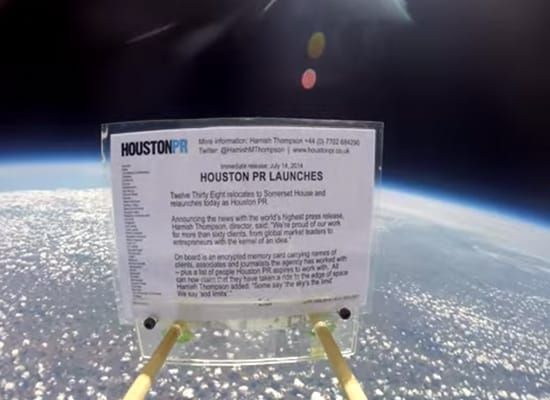 再無聊的新聞，都能躍上新聞版面。英國公關公司「Houston PR」將再平凡不過的公司搬家訊息發新聞稿，用特殊太空氣球送上外太空，來吸引媒體注意報導，充分展現發新聞稿的創意和的能力