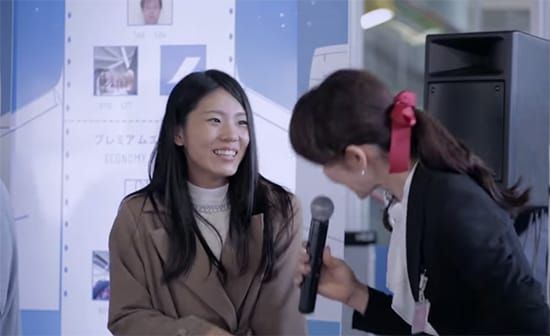 等待登機時間，與現場候機者對戰APP遊戲，積分名次高即可立即免費升等商務艙！法國航空Air France推廣新的豪華商務艙，在候機區廣邀乘客對戰，並拍成影片預告於2/28前在上海等地也舉辦類似活動，吸引網友大量分享，並下載APP練習