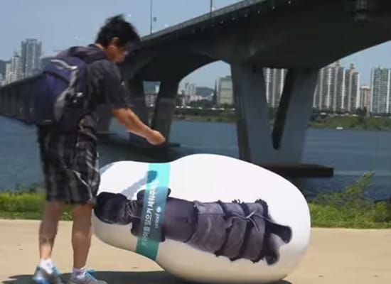 大家一起零錢捐幫助”饑餓病童“造型捐款箱站起來。聯合國兒童基金會利用不倒翁原理，設計成象徵病童的捐款箱”躺“在人來人往的地方，每每有路人捐零錢，捐款箱就會因為零錢重量增加而慢慢的”站起來“，創意的捐款箱不僅讓好奇路人”接力捐錢“，也吸引大量媒體報導
