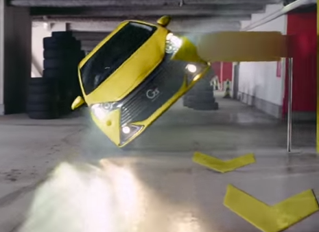 Toyota的快樂連鎖反應。在6層樓的停車場，結合各款汽車和特技大玩骨牌遊戲，經由精心安排的骨牌道具，巧妙刺激的組合，令人目不轉睛的將廣告看完，同時間將新款汽車一次介紹完畢，大規模的骨牌堆滿6層樓，相當精彩