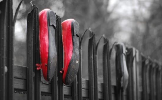 紅跑鞋效應(Red Sneakers Effect)：亂穿衣服，反而比穿名牌還要讓人以為妳是貴婦？