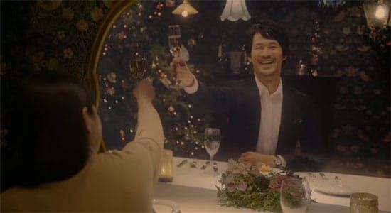 分處兩地的情侶不能在聖誕節共享浪漫晚餐，心中多少有些遺憾，日本行動電話網路品牌AU看到了，分別在東京和大阪安排浪漫佈置的餐廳，並設置好感應、連線通訊裝備，廣邀分隔於這兩地的情侶於12/24耶誕夜時，到場透過設備，與愛侶“共進“浪漫晚餐，以創新的方式來宣傳連線品質和服務，吸引大量媒體注意報導