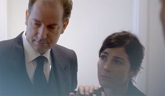 房仲帶多個家庭看新房子，其中只有幼兒房殘破不堪，令人無法接受！但這確實是許多貧童居住的環境。位於德國的「國際兒童村」慈善組織，為了喚起民眾對於貧童居住環境的重視，改造幼兒房，並側拍民眾看到時真情流露的一面，喚起網友的同理心，並大量分享