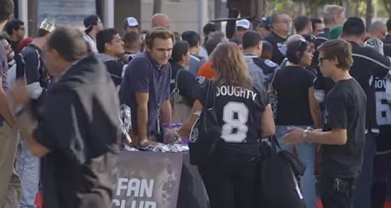 常常價格讓人驚喜，附加費用讓人驚嚇。票券交換平台StubHub，要民眾安心使用他們的平台，保證沒有隱藏性的附加費用，於是做一波街頭整人行銷。設攤位騙看冰上曲棍球的LA Kings主場觀眾，跟他們說看球賽用廁所等都要收附加費用，被騙的民眾都反應無法接受，最後StubHub才說明活動宣導內容並贈送VIP票