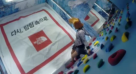 地板不見了，趕快動起來冒險攀岩向上！戶外服飾品牌The North Face在韓國一個店面內設置有機關的展示間，當民眾入內選擇外套時，地板會向一旁收起來，民眾看到一旁的室內攀岩壁飾，便會直覺的攀上，此時免費外套會從天花板降下，只要民眾願意冒險跳過去抓下外套就可以免費帶回家