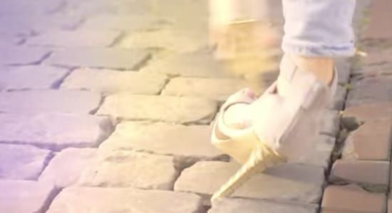 高跟鞋“陷阱”通報APP「High Heel Navigation」，以告知可能會卡住高跟鞋的路面，進一步展現歐洲連鎖鞋店Deichmann貼心的一面，並藉此經營顧客關係 (CRM)，除了GPS及時“陷阱”的通報，也跟消費者說最近的鞋店位置