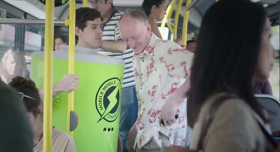 “不被侷限的持續提供創新服務“，加拿大電信業者Koodo推出人肉充電器，將人穿上電池裝，以Kuso的方式在加拿大各地街頭巡迴讓手機沒電的人可以接上充電，讓民眾”體驗“Koodo的用心和貼心。有趣的表達方式造成網路大量討論分享。