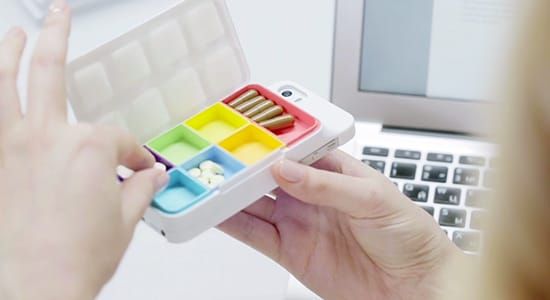 製藥品牌Sanofi創意發明提醒按時吃藥的iPhone保護殼組。裝有藥品的分類背盒搭配APP，對於常需要在不同時間吃藥，患有慢性病的人是一大福音，簡便的設定方便使用。Sanofi藉此做好客戶服務，並塑造溫暖關懷形象